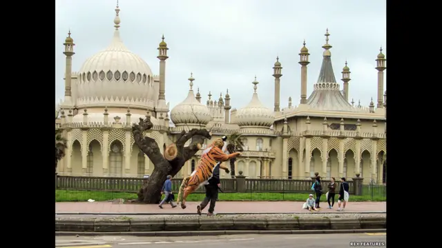 Пол Голдстайн не снимает костюм и после окончания марафона в Брайтоне. Paul Goldstein/Exodus/Rex Features
