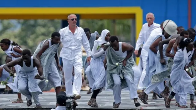 Sur cette scène, un acteur joue le colonisateur européen. Le Rwanda a accusé à plusieurs reprises la France d’avoir soutenu les milices hutus responsables du génocide, une accusation niée.