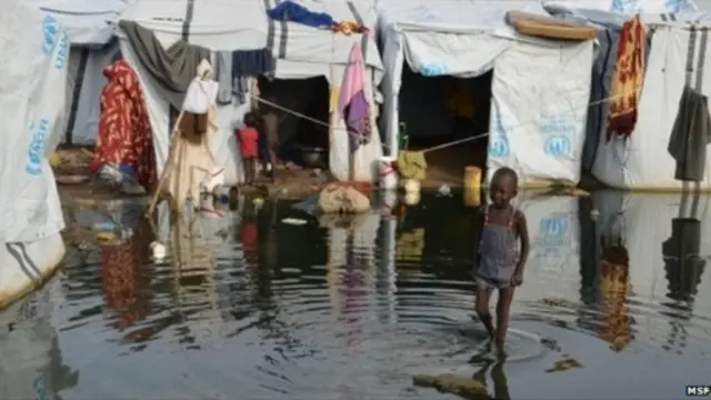 لجأ النازحون إلى مخيمات الإيواء بعد اندلاع القتال بين الحكومة والمتمردين