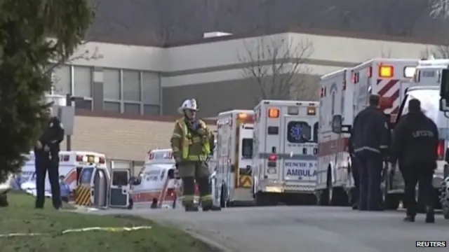 在警察封锁校园并展开搜索的时候，受到惊吓的学生都跑到了学校建筑外面，有人在混乱中受伤。