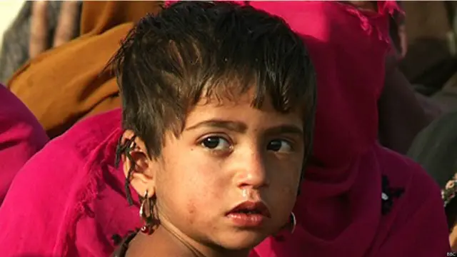 اجنبی گاڑی دیکھ کر گاؤں کے بچے ڈر جاتے ہیں