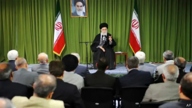 حث خامنئي المفاوضين الإيرانيين على عدم قبول "كلمات إكراه" من الطرف الآخر