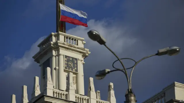 Российский флаг над зданием одного из вокзалов в Крыму