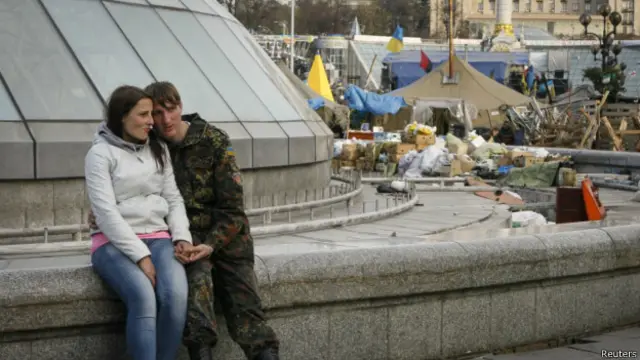 Молодые люди на Майдане в Киеве