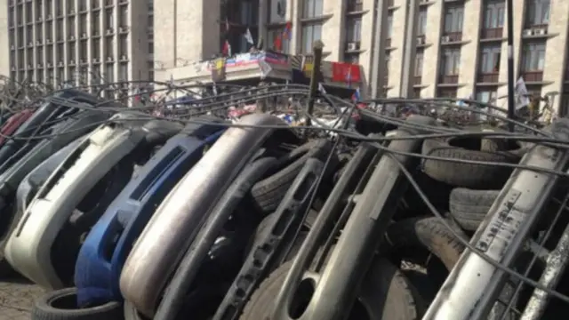 خيم المحتجون الموالون لروسيا أمام مقرات الأجهزة الأمنية الأوكرانية.