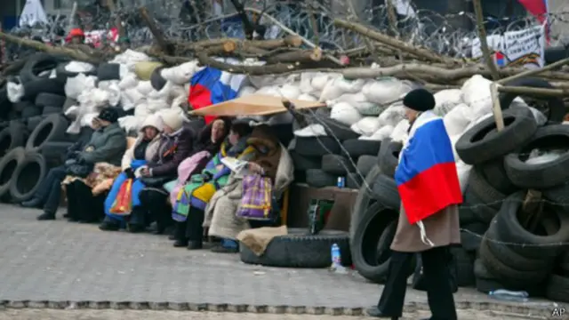 نصب المحتجون المتاريس امام تجمعاتهم حول المباني الحكومية الأوكرانية.