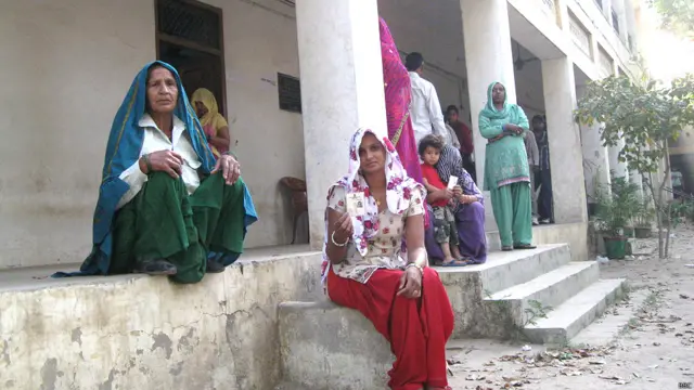 गुड़गांव में वोट डालने का इंतजार करती महिलाएं.