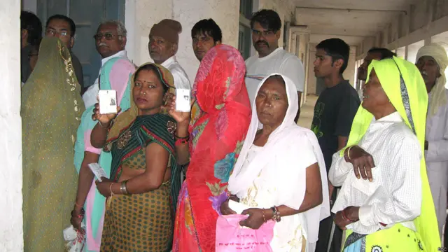 गुड़गांव के एक मतदान केंद्र पर मतदाता पहचान पत्र दिखाती महिलाएं.