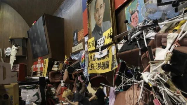 台湾抗议者宣布将在4月10日撤出立法院议场（07/04/2014）