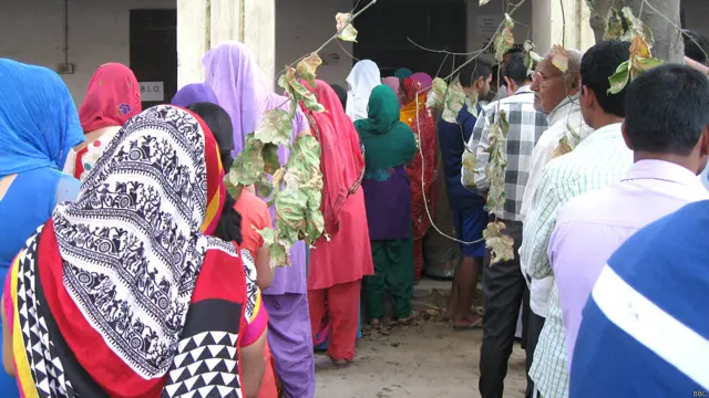 गुड़गांव के एक मतदान केंद्र पर वोट डालने के लिए लाइन लगाए मतदाता.