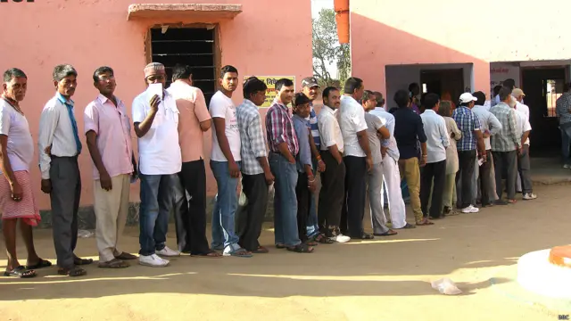 जमुई के एक मतदान केंद्र पर क़तारबद्ध मतदाता.