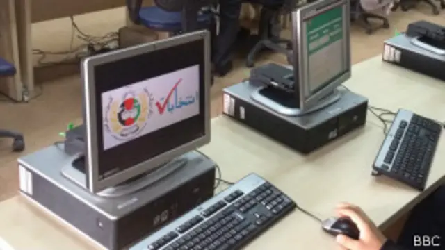 په ۲۰۰۹ کال کې د اوسني ولسمشر حامد کرزي او عبدالله عبدالله تر منځ په ټاکنو کې خبره دویم پړاو ته ووته ، نو ښاغلی عبدالله له ټاکنو په شا شو او ښاغلی کرذی پرته له ټاکنو د افغانستان د ولسمشر په توګه وټاکل شو.