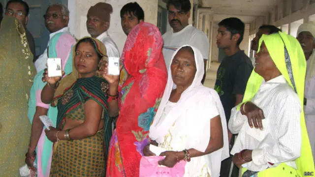 हरियाणा के गुड़गांव में मतदान के लिए कतार में खड़े मतदाता