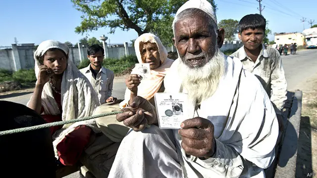 उत्तर प्रदेश के मुजफ्फरनगर में मतदान के बाद जाता एक परिवार.