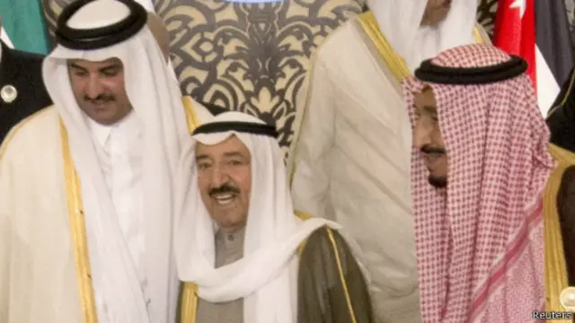 تقارير تفيد بوساطة كويتية لحل الأزمة بين الدوحة والدول الخليجية الأخرى.