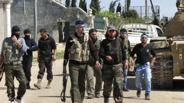 يقول تقرير فار إن نحو مئات من الأفراد سافروا من بريطانيا إلى سوريا للقتال هناك.