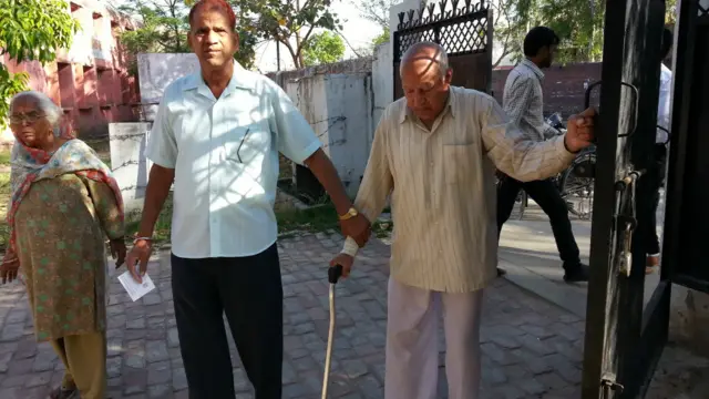 करनाल में मतदान के लिए जाते बुज़ुर्ग
