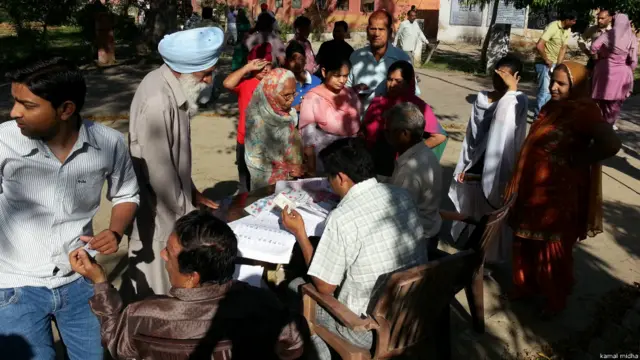 करनाल में मतदान के पहले औपचारिकता पूरे करते अधिकारी