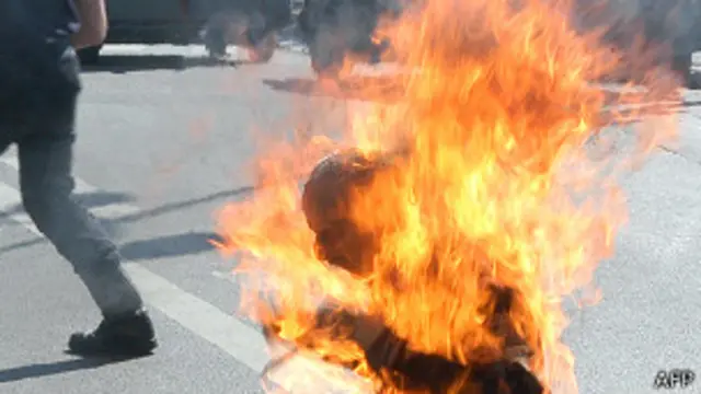 2003 දී ඉරාන ජාතිකයෙකු ප්‍රංශයේදී සිරුරට ගිනි තබා ගත්තේ ඉරානයෙන් ප්‍රංශයට පලා ආ පිරිසක් අත්අඩංගුවට ගැනීමට විරෝධය පාමින්.