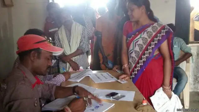 छत्तीसगढ़ में वोट देते लोग