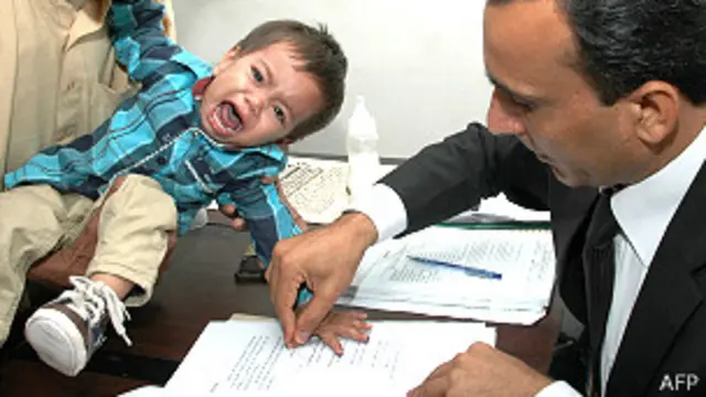 روتے ہوئے بچے کے انگھوٹے ضمانت کے کاغذات پر لگائے گئے