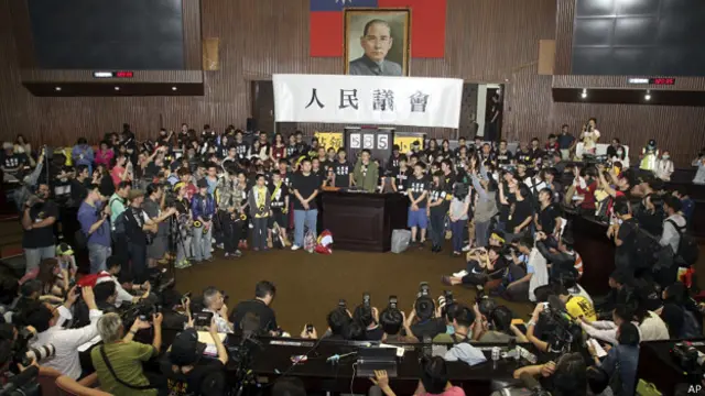 台湾太阳花学运领袖在撤出立法院议场前作最后讲话（10/4/2014）
