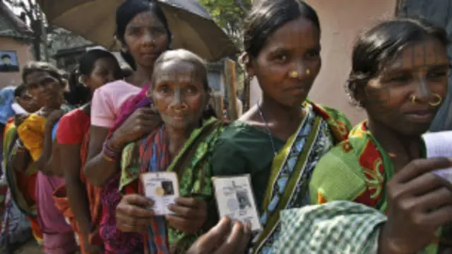 သြရိသ ပြည်နယ်က ဌာနေ တိုင်းရင်းသူအချို့ မဲပေးစဉ်။