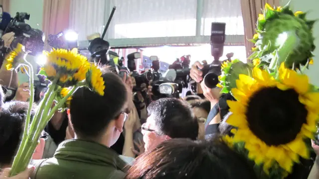 學生領袖林飛帆(著綠夾克者)步出佔領逾三周議場大門