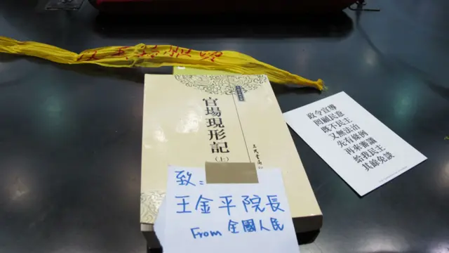 學生領袖林飛帆(著綠夾克者)步出佔領逾三周議場大門