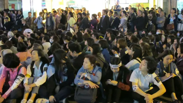 立法院外街道擠滿支持學生民眾