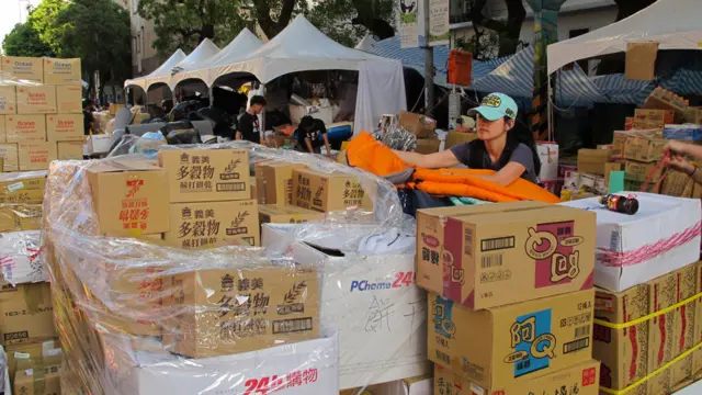 議場外大批民眾捐贈物資將轉贈弱勢群體