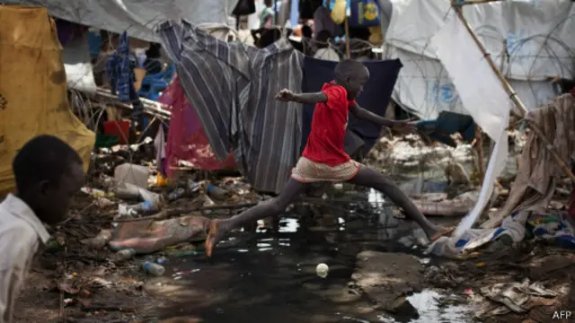 تقديرات أممية تفيد بنزوح أكثر من مليون شخص جراء الصراع في جنوب السودان.
