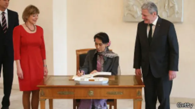 ဧည့်သည်တော် မှတ်တမ်းမှာ လက်မှတ်ထိုးစဉ်။