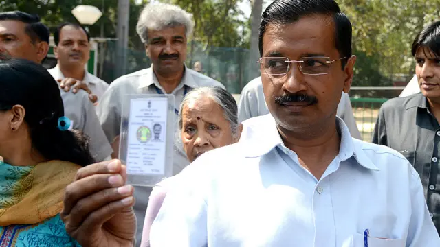 د عام ادمي په نامه ګوند مشر اروند کیجریوال په ډهلي کې خپله رایه وکاروله. دا هغه ګوند دی چې په تېرو سیمه ییزو ټاکنو کې ښه وځلید او داسې انګیرل کېږي چې لوی مهم ګوندونه به په اوسنیو ټاکنو کې له ننګونې سره مخامخ کړي.