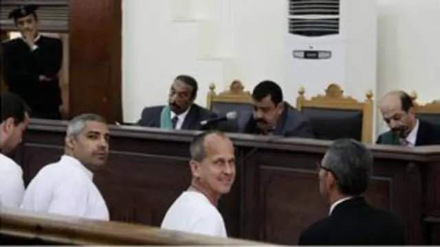 په مصر کې د الجزیرې د دریو خبریالانو په ګډون پر ۲۰ کسانو د ترهګری تور لګول شوی چې ۱۲ یې د هغوی په غیاب کې محاکمه کېږي.
