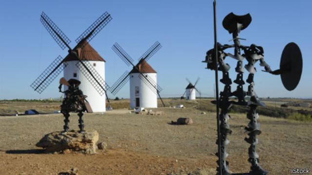 Escena de molinos de viento y esculturas de Don Quijote
