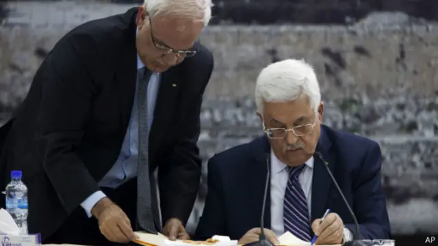 Saeb Erekat dan Mahmoud Abbas, AP