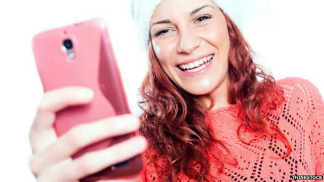 年轻女子尤其是社交网站的常客，而且她们向网络上传自拍照的数量也比男人多很多。