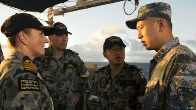 澳大利亚海军军官与中国海军军官讨论搜索行动（2014年4月9日）