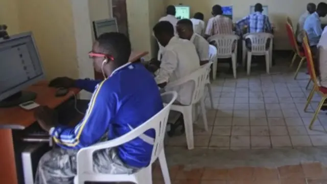 شباب في مقهى انترنت بالعاصمة الصومالية مقديشو