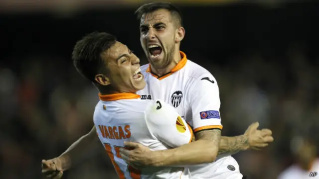 Игроки "Валенсии" празднуют забитый гол и победу