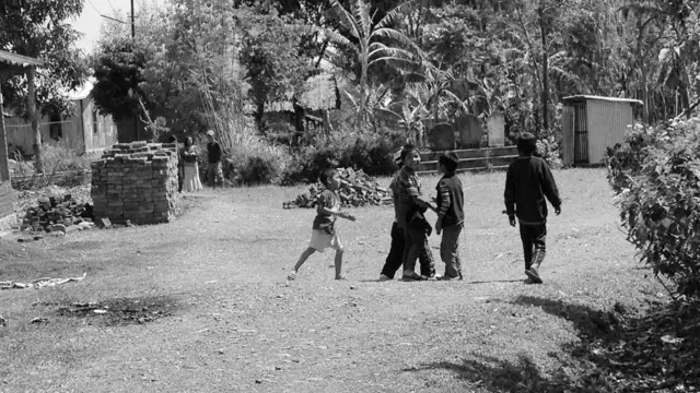 यहां के कई बच्चे अब इम्फ़ाल जैसे शहरों में पढ़ाई करके दूसरे राज्यों में टीचर बन गए हैं.