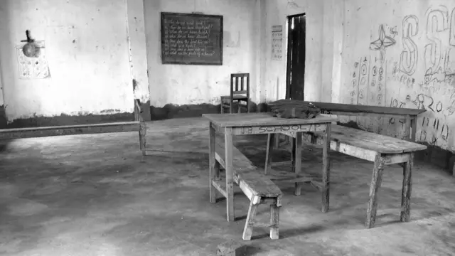 कंगाथाई गांव में प्राइमरी स्कूल के नाम पर एक हॉल में कुछ बेंच रखी हैं और एक बोर्ड रखा है. 