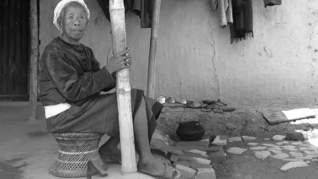 गांववालों के पास राशन कार्ड हैं, लेकिन पास में कोई राशन की दुकान नहीं है. लोगों का कहना है कि भ्रष्टाचार बहुत ज़्यादा है और मनरेगा जैसी योजनाओं में रोज़गार भी नहीं मिलता.