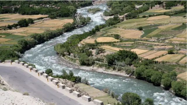 رود خانه هیرمند که  رشته کوه‌های مرکزی افغانستان سرچشمه می گیرد. بخشی از رودخانه هیرمند در ولایت هلمند افغانستان 
