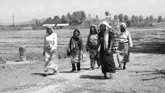 गांव के लोगों का कहना था कि वे अपनी ज़िंदगी बेहतर बनाने की कोशिश कर रहे हैं, मगर सड़क, अस्पताल, स्कूल, बिजली वो नहीं ला सकते. यह काम तो सरकार को करना चाहिए. (सभी तस्वीरें- दिव्या आर्य)