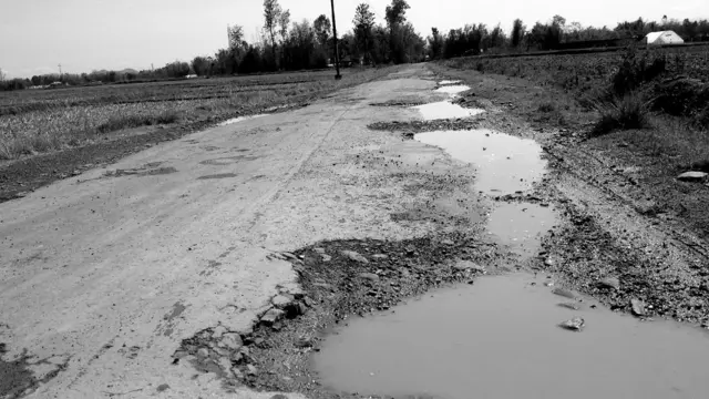 कंगाथाई पहुंचने का रास्ता काफ़ी ख़राब है. इस रास्ते पर निकलने के लिए आपको हिचकोले खाते हुए ही जाना पड़ेगा.