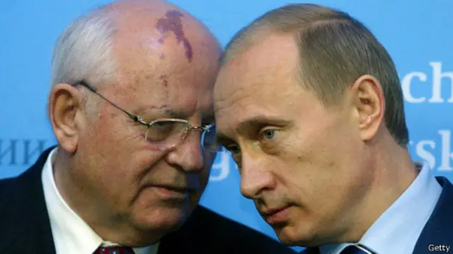Thành viên đảng của ông Putin (phải) muốn đưa ông Gorbachev (trái) ra xét xử