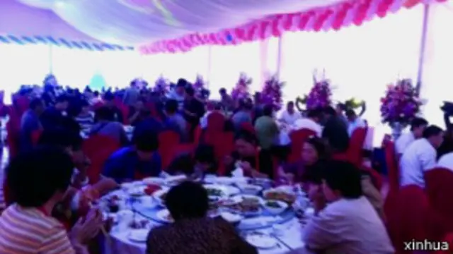 村民們在「享用」村委會副主任家娶兒媳婦的流水席