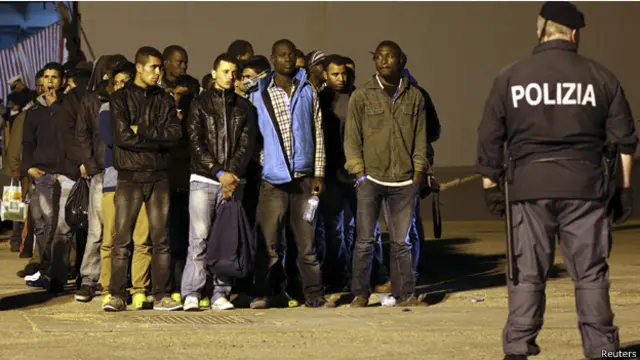 تقول الحكومة الايطالية إن استمرار تدفق المهاجرين يتسبب في "حالة طوارئ حقيقية"